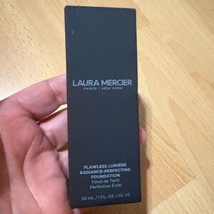 Laura Mercier Flawless Lumière Foundation - In 1C1
SHELL Brand New Never Used.
